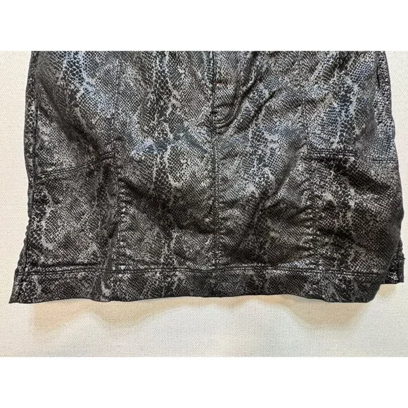 White House Black Market Womens Mini Skirt Lightweight Size 12 Black Snake Print - Picture 7 of 11